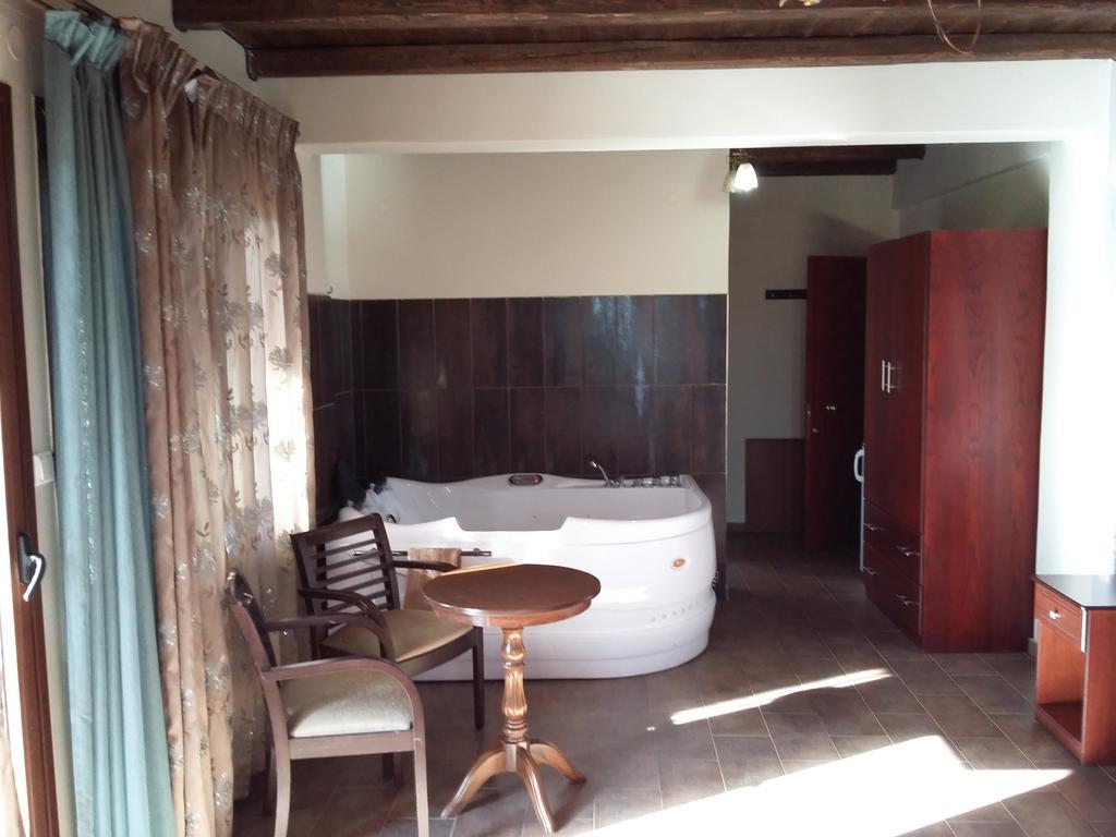 Voreas Hotel Káto Loutrákion Chambre photo
