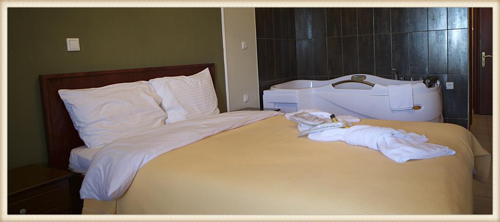 Voreas Hotel Káto Loutrákion Chambre photo